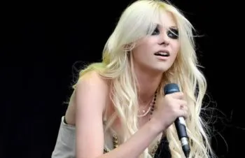 Taylor Momsen sufre ataque de un murciélago en concierto en España