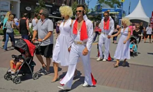 Recuerdan a Elvis entre molestias por cobro
