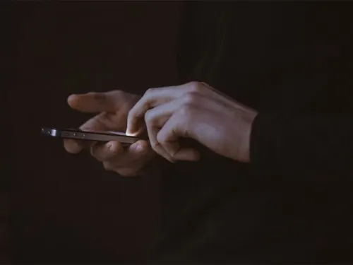 Por esta importante razón no debes utilizar tu celular en la oscuridad