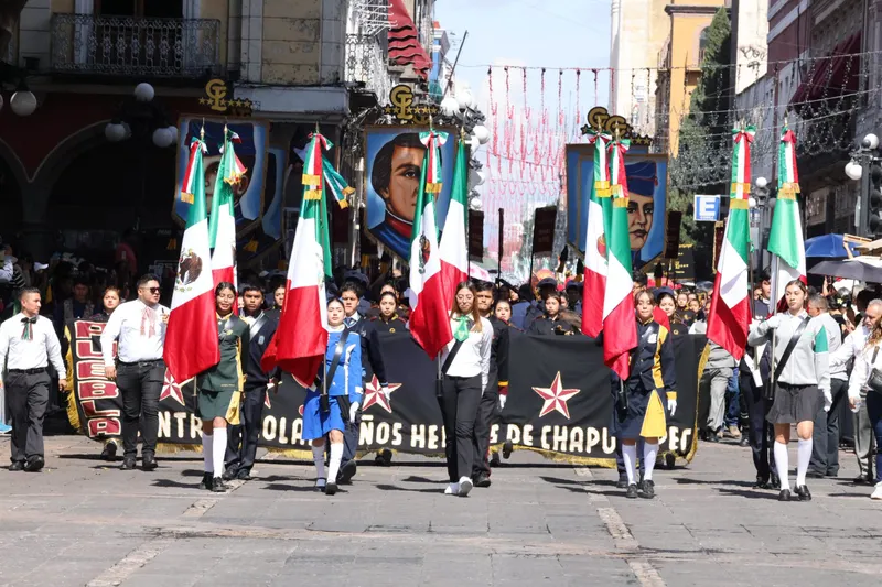 Puebla conmemora 215 años de Independencia con desfile cívico-militar; miles de familias disfrutan en ambiente de paz y orden