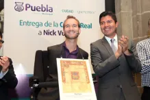 Eduardo Rivera entrega Cédula Real a Nick Vujicic