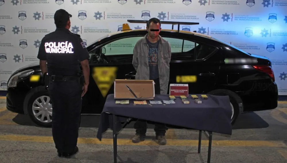 Detuvo policía municipal de Puebla a probable asaltante de tienda OXXO