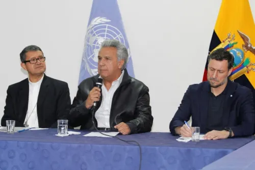 Lenin Moreno firma decreto para revertir aumento de combustibles