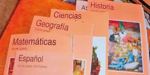 Garantiza AMLO entrega a tiempo de libros de texto