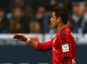 ‘Chicharito’ se fractura la mano por accidente en casa