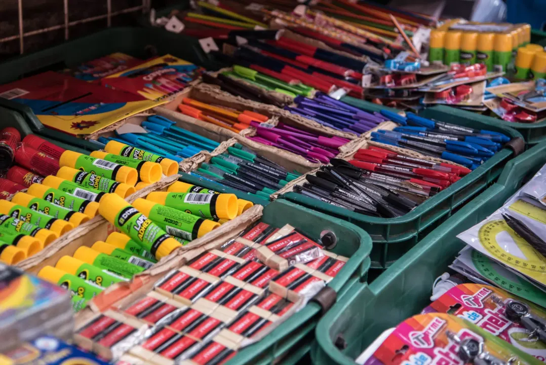 ¿Algo más? Filtran polémica lista de útiles escolares con todo y galones de pintura y cartuchos de impresora