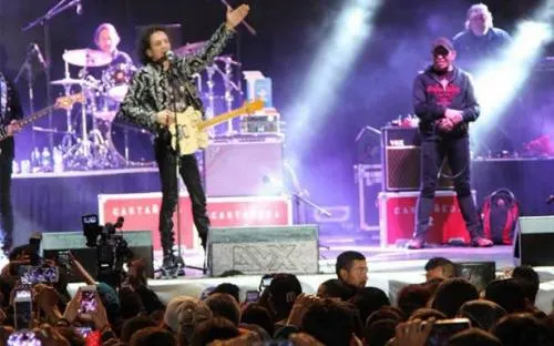 Alex Lora corre a jóvenes de su concierto ¡a punta de groserías!