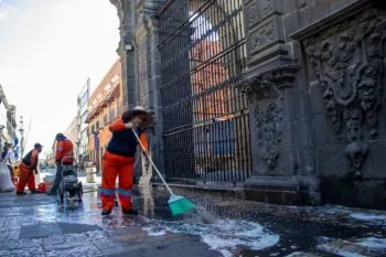 Puebla capital se prepara para recibir a turistas y locales con limpieza integral en templos históricos