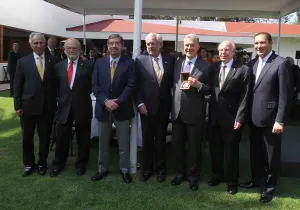 Recibe padre de RMV medalla al Mérito Fundación UNAM