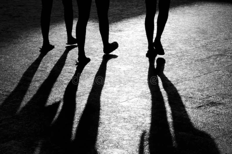 Prófugos, Difuntos, Muertos en Vida y un Sobreviviente