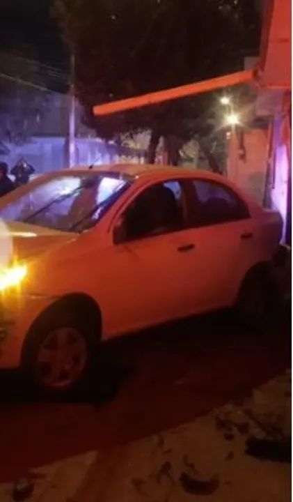 Hombre choca contra viviendas en Tochtepec y deja su auto abandonado