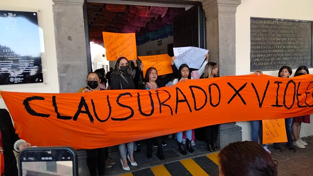 Protestas en contra de Paola Angón