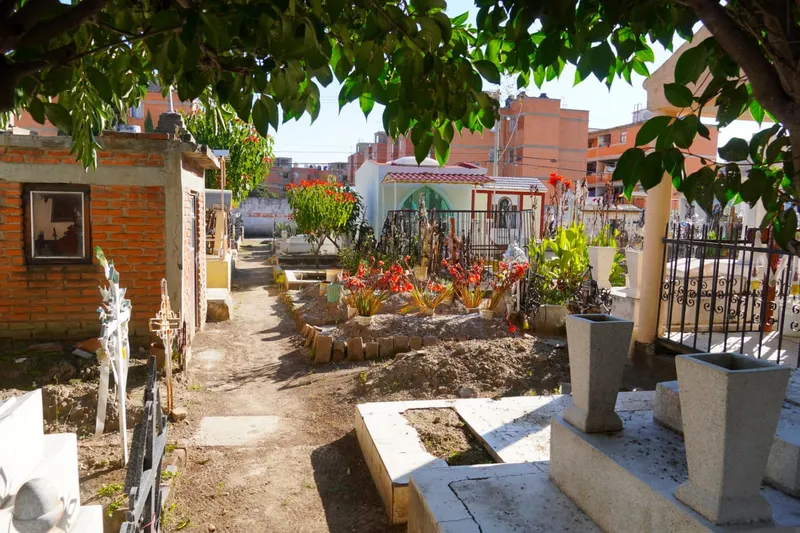 Gobierno de Texmelucan informa sobre horarios especiales en panteones municipales con motivo de Día de Muertos