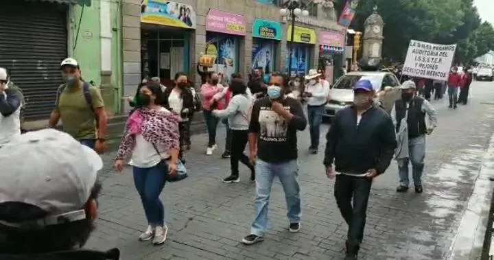 Maestros del SNTE se manifiestan frente al Congreso de Puebla