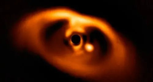 Astrónomos logran captar el nacimiento de un planeta