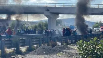 Habitantes de Palmar de Bravo bloquean la autopista Puebla-Orizaba debido a los resultados electorales 