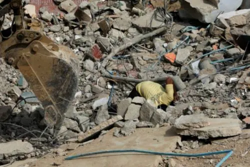 Al menos dos muertos y 24 heridos tras derrumbe de edificio en India