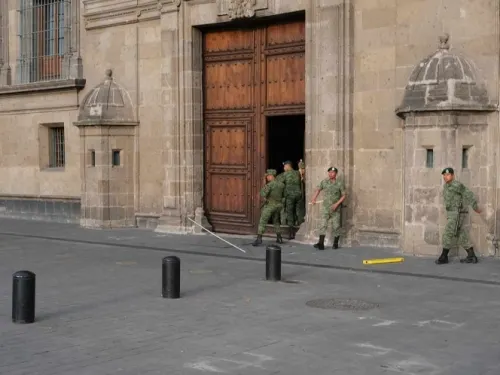 Refuerzan seguridad en Palacio Nacional por marcha del 2 de octubre