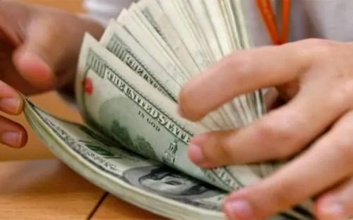 Dólar sigue al alza y se vende hasta en 19.48 pesos en bancos