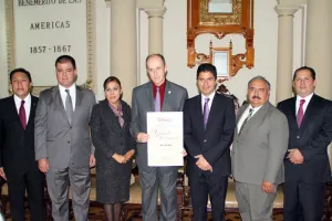 Eduardo Rivera otorga reconocimiento de Visitante Distinguido a Luis Kun