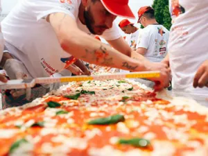 Video: Rompen Récord Guinness de la pizza más larga del mundo