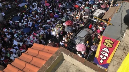 Con globos blancos y el reclamo de justicia, cientos dicen adiós a Fátima