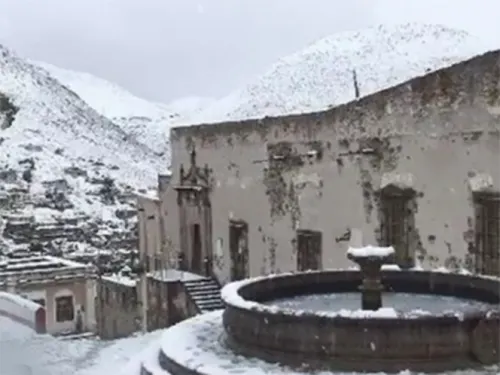 Real de Catorce se viste de blanco con caída de aguanieve