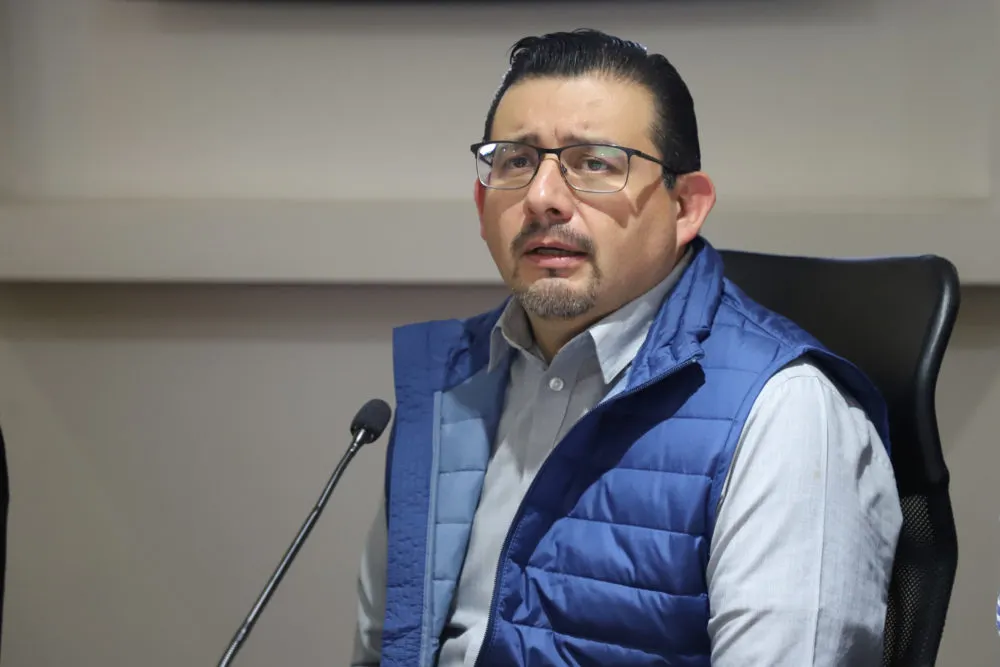 Eduardo Alcántara acude a audiencia por violencia de género; Erika de la Vega exige justicia