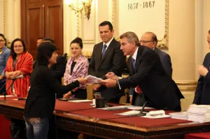 Ayuntamiento y Corett entregan 20 escrituras públicas