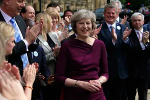 Primer ministro británico confirma a Theresa May como sucesora