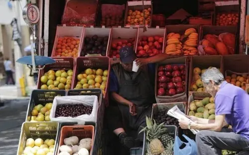 Confianza del consumidor en economía cae y liga cuatro meses a la baja