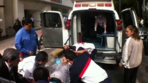 Apuñalan a personas en edificio de Salud en ciudad de México; el agresor escapó