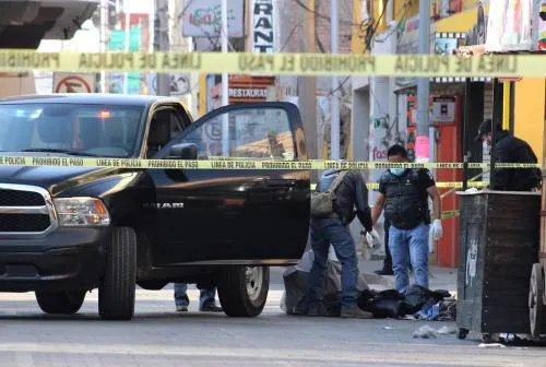 Encuentran dos cuerpos embolsados en el zócalo de San Martín Texmelucan