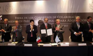 Suscribe ISSSTE convenios con empresas automotrices y aseguradoras