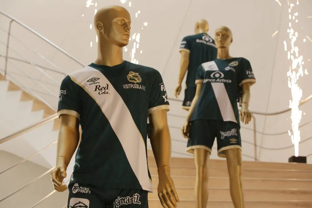Presenta Club Puebla uniforme conmemorativo a los 200 años del Chile en Nogada