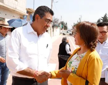 En gira de trabajo, gobernador inaugura construcción de pavimento en calles de San José Chiapa