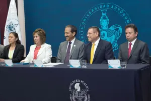 Por su vocación social, la universidad debe trascender las aulas: Rector BUAP