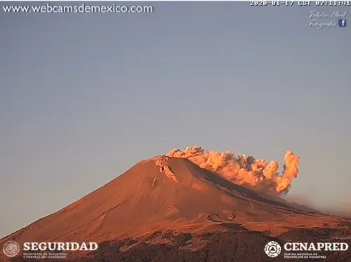 Emite Popocatépetl exhalaciones con ligeras cantidades de ceniza