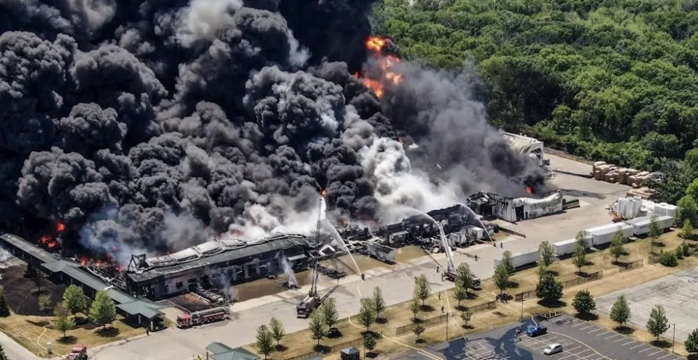 Evacuan a cientos de personas tras explosión en planta industrial de Illinois