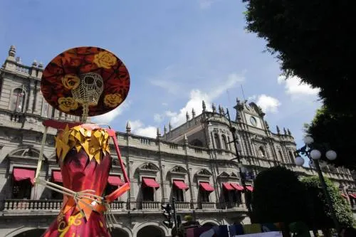 Justifica Infraestructura apagones en el zócalo por “Día de Muertos”