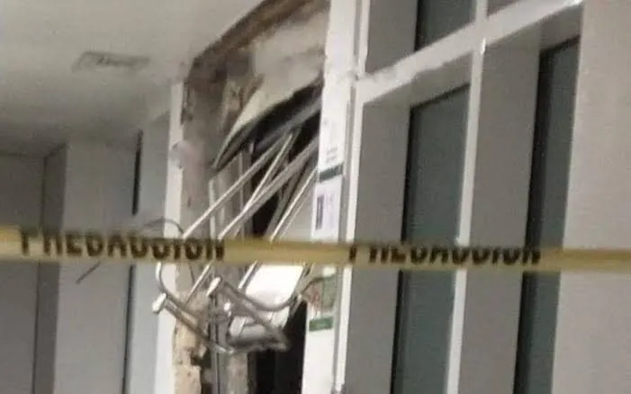 Niña muere prensa en elevador IMSS