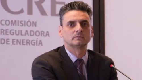 Inhabilitan 10 años a extitular de la CRE “por conflicto de intereses”