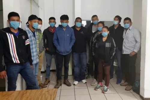 Rescatan a 11 migrantes hacinados en camioneta con placas de Texas