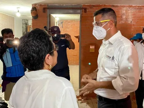 Alejandro Murat recorre La Crucecita, zona epicentro del sismo de 7.5