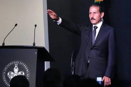Con un minuto de silencio, Esparza entrega informe y rinde protesta como rector de la BUAP