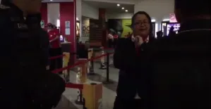 Captan a Lady Cinemex tras maltratar a una niña que vendía mazapanes afuera del cine