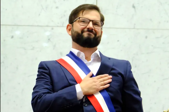 Gabriel Boric asume como el presidente más joven de Chile