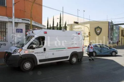 Ambulancia choca contra camioneta particular