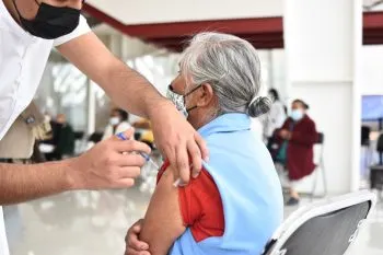 Inició vacunación de refuerzo para poblanos de 50 años y más