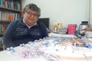 Grupo Hipercubo de la BUAP diseña piano humano para niños invidentes